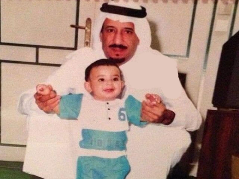 بالصور: شاهدي ولي العهد في صغره مع خادم الحرمين الشريفين
